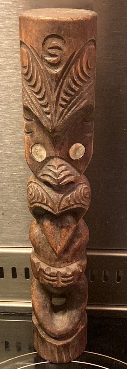 Maori Tiki Nieuw Zeeland Abalone Schelp ogen Hoog 27,5 cm., Ophalen