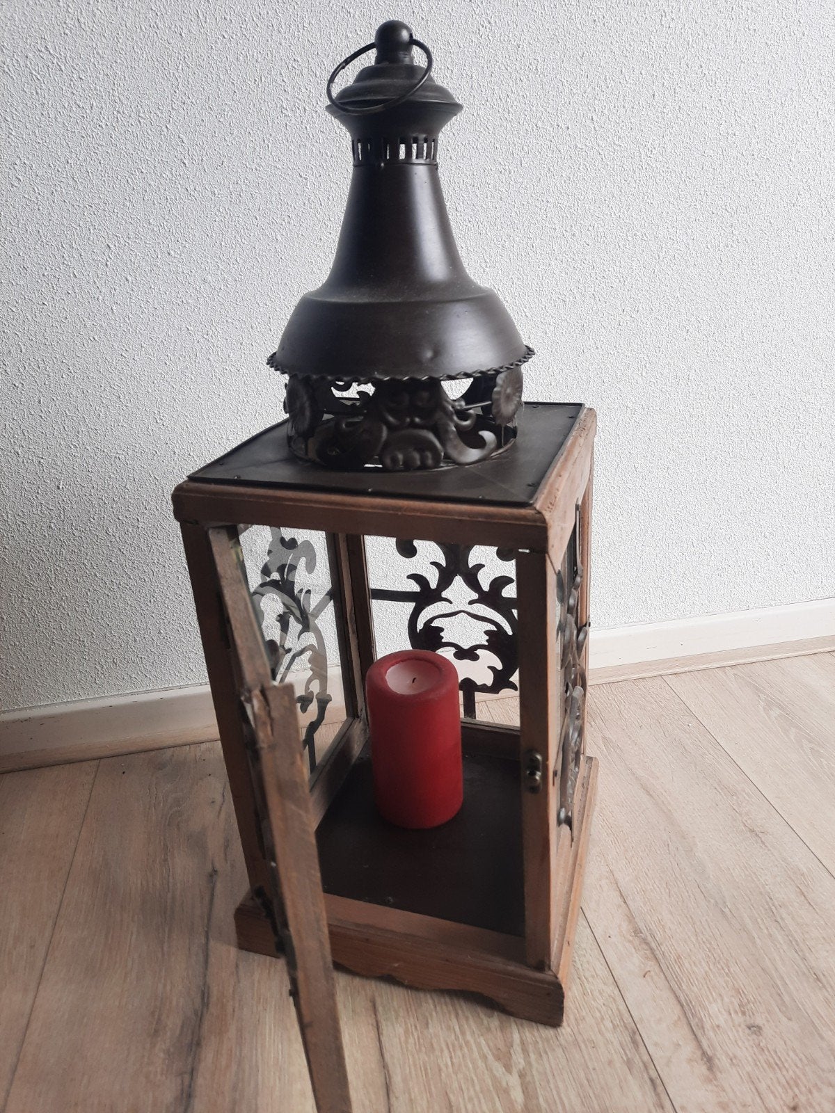 Mooie grote houten lantaarn met vensters., Ophalen
