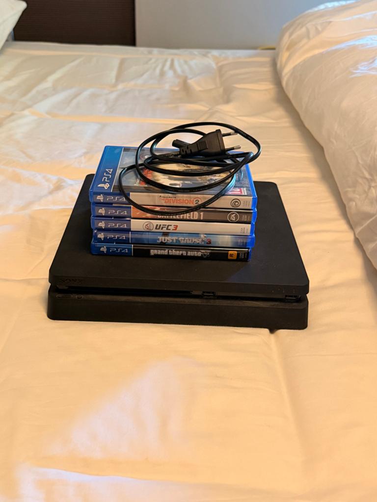 PS4 met kabel en 5 spellen., Ophalen of Verzenden, Zonder controller, Original, Gebruikt