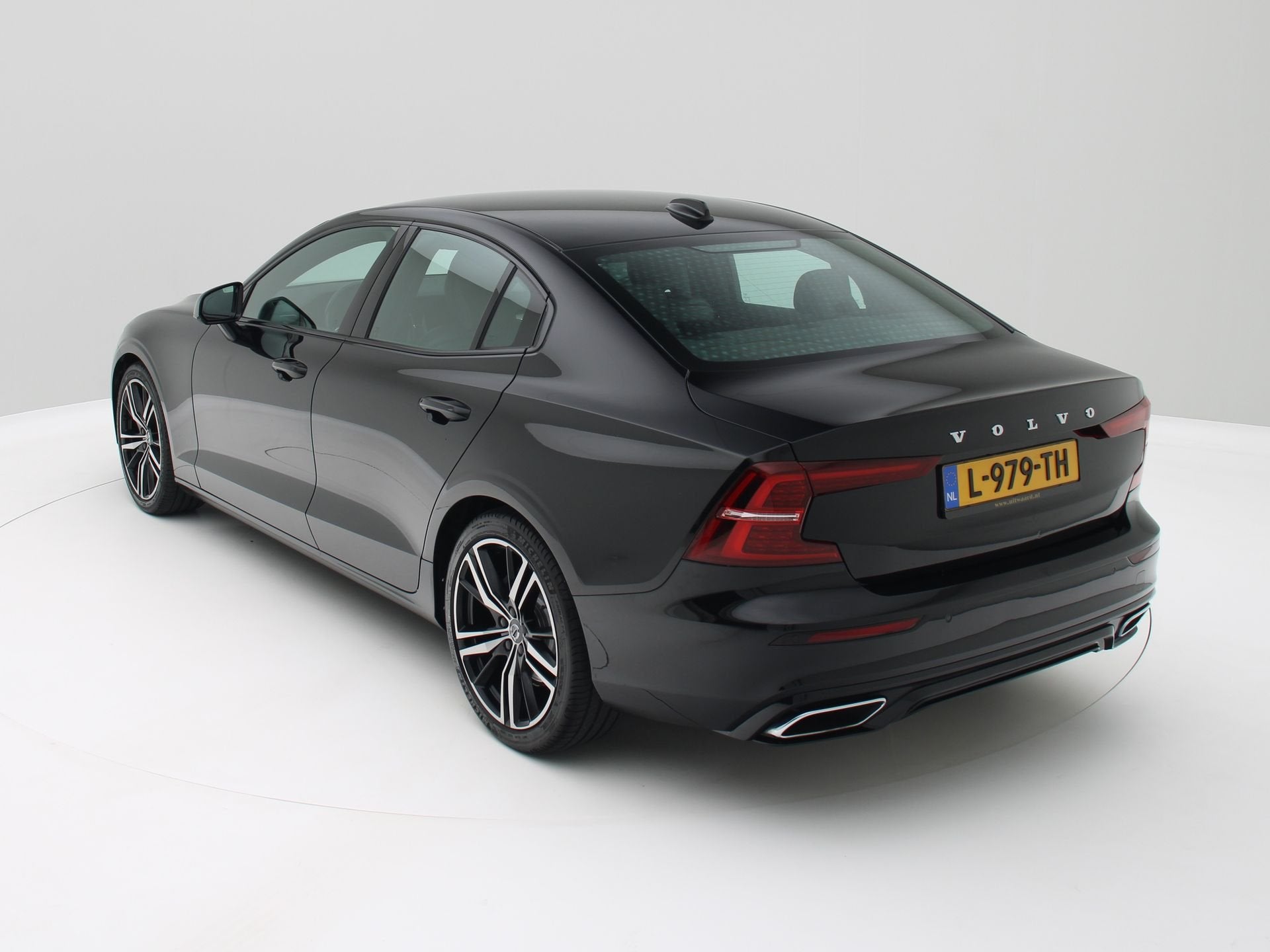Volvo S60 2.0 B3 R-Design 163pk Navi / 19" LMV, Dealer onderhouden, Euro 6, 4 cilinders, 1969 cc