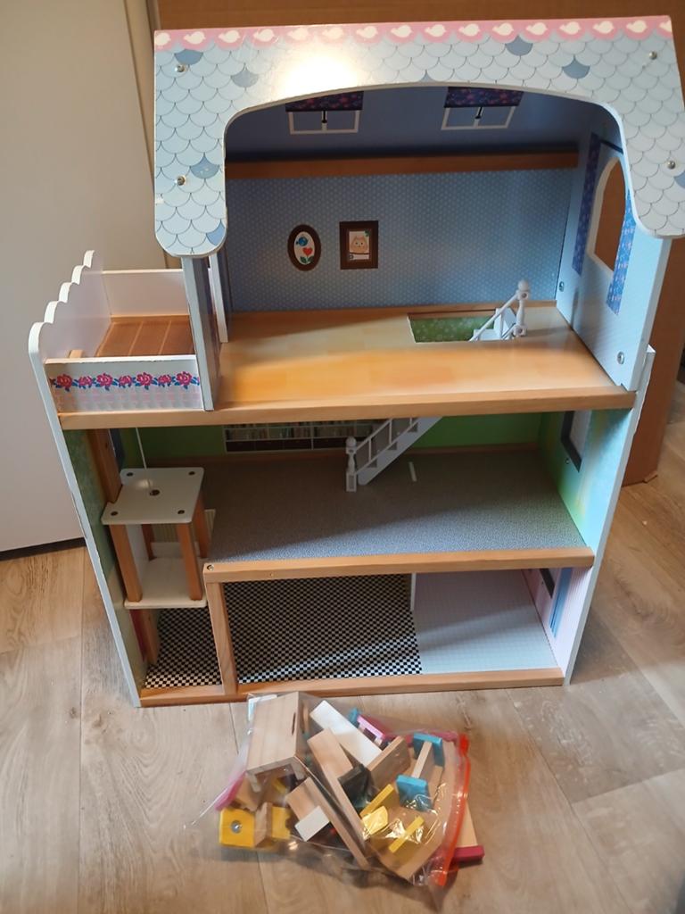Fraai en degelijk poppenhuis, Ophalen, Zo goed als nieuw, Poppenhuis