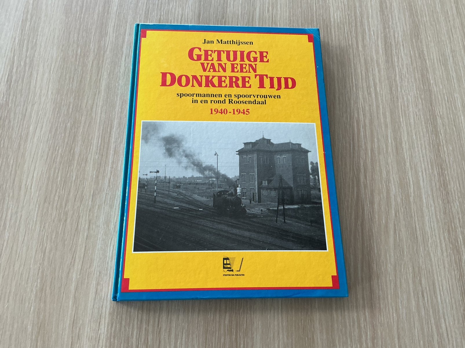 Getuige van een donkere tijd, Ophalen of Verzenden, Zo goed als nieuw, Trein, Overige typen