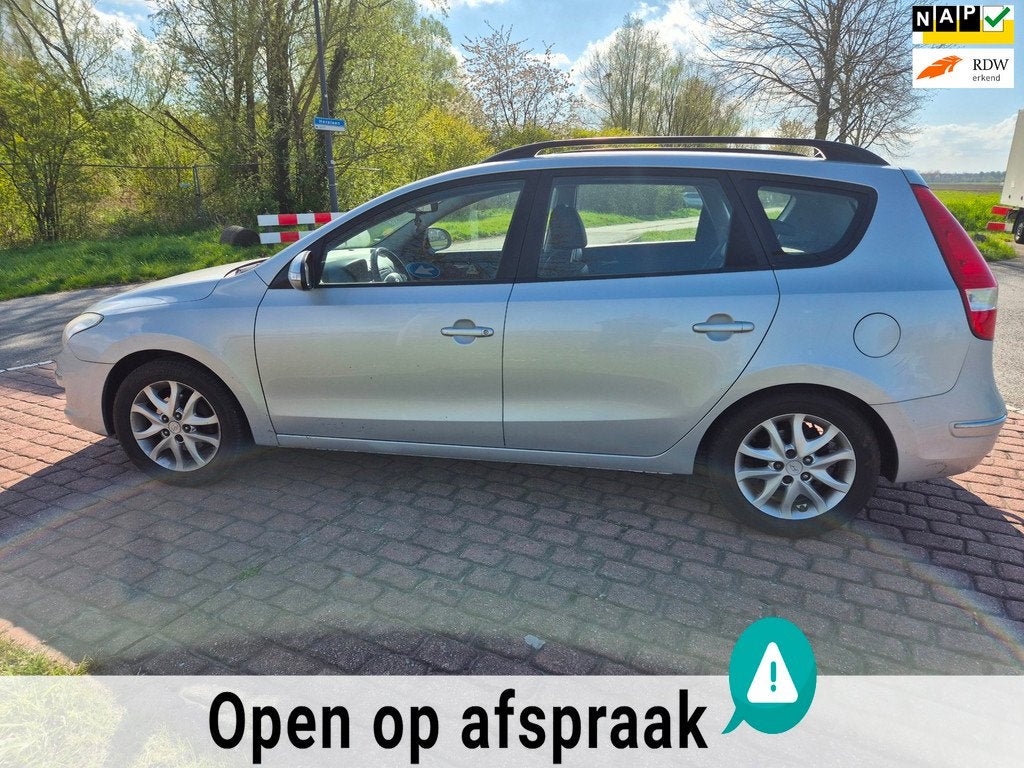 Hyundai I30 CW 2.0i Style /APK 01-04-27, Auto's, Voorwielaandrijving, Gebruikt, Zwart, Leder en Stof