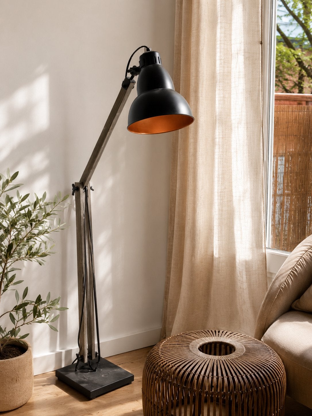 Moderne Vloerlamp met Houten Frame en Zwarte Kap, Ophalen of Verzenden, Zo goed als nieuw, Hout, 150 tot 200 cm