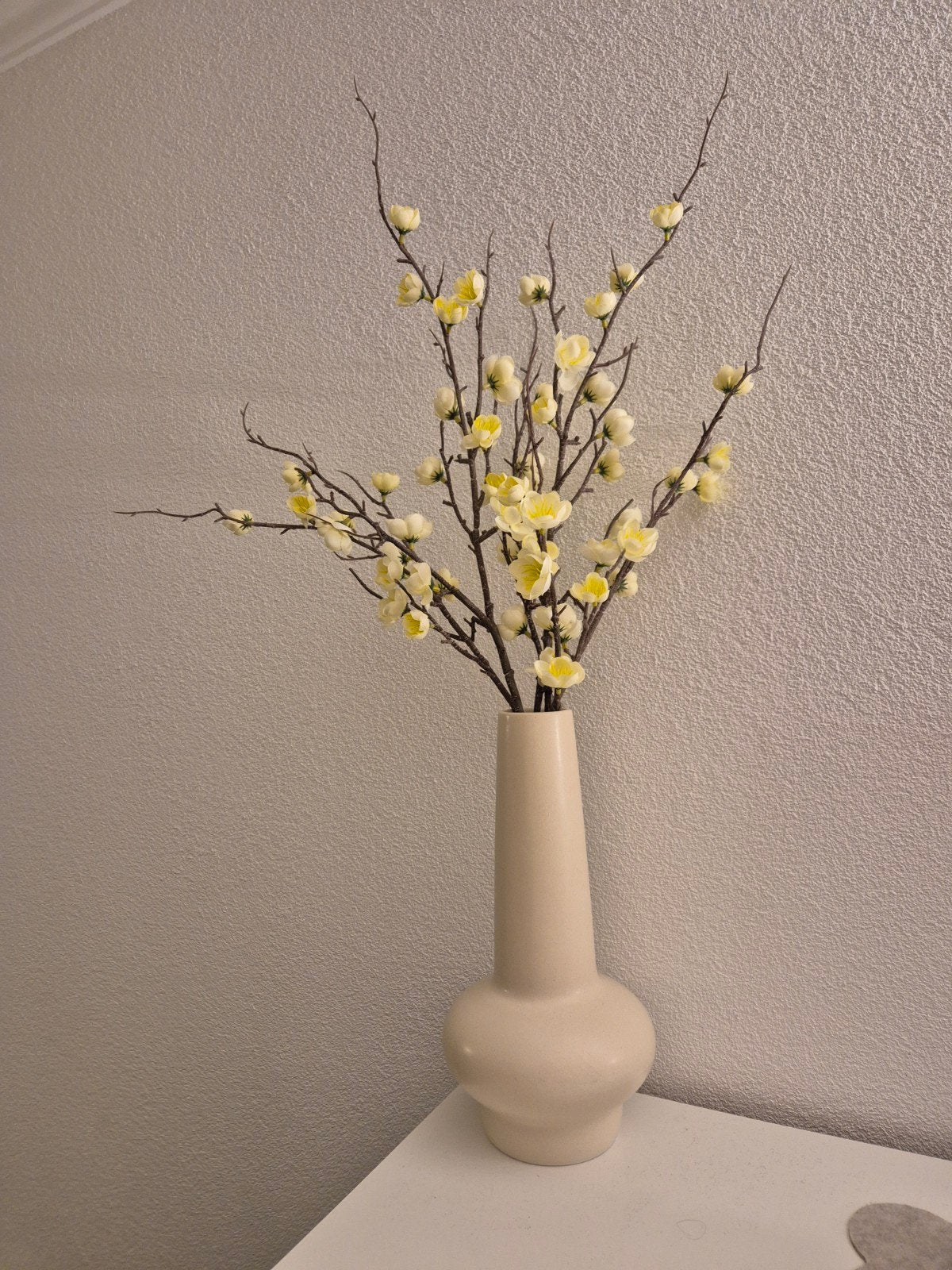 Mooie vaas met decoratieve takken - 33 cm hoog, Ophalen of Verzenden, Gebruikt, Inclusief decoratie, Beige