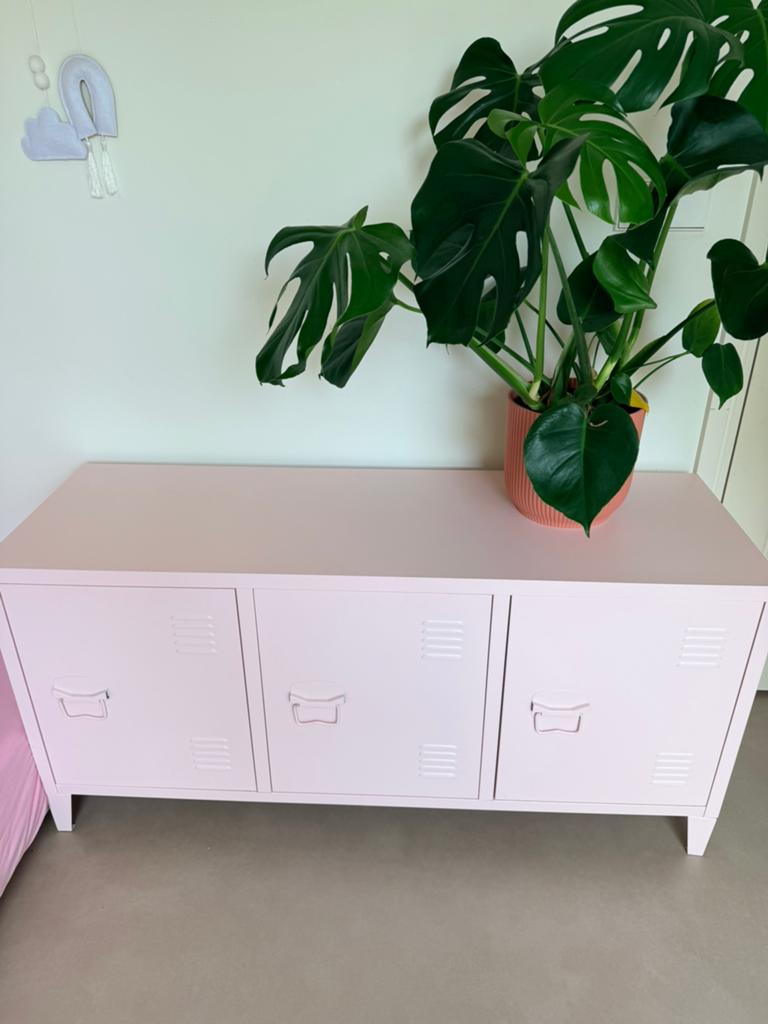 Super leuke roze televisie lockerkast van Sklum, Huis en Inrichting, Kasten | Lockerkasten, Ophalen, Gebruikt