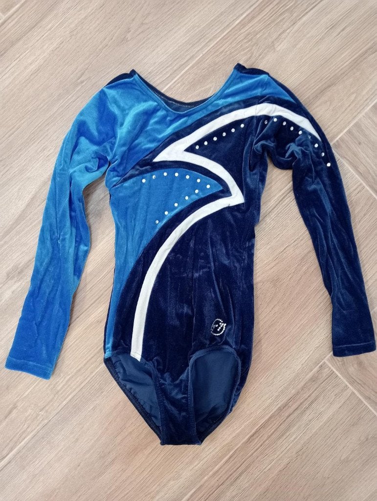 TT Gymnastics blauw fluweel turnpak lange mouw steentjes 140, Kindermaat 122 t/m 140, Zo goed als nieuw, Turnpak(je), Verzenden