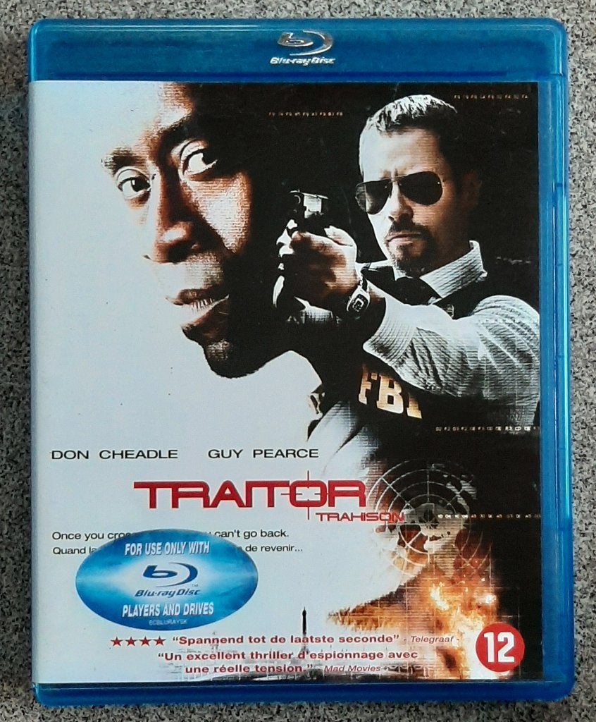 Traitor, Ophalen of Verzenden, Zo goed als nieuw, Thrillers en Misdaad