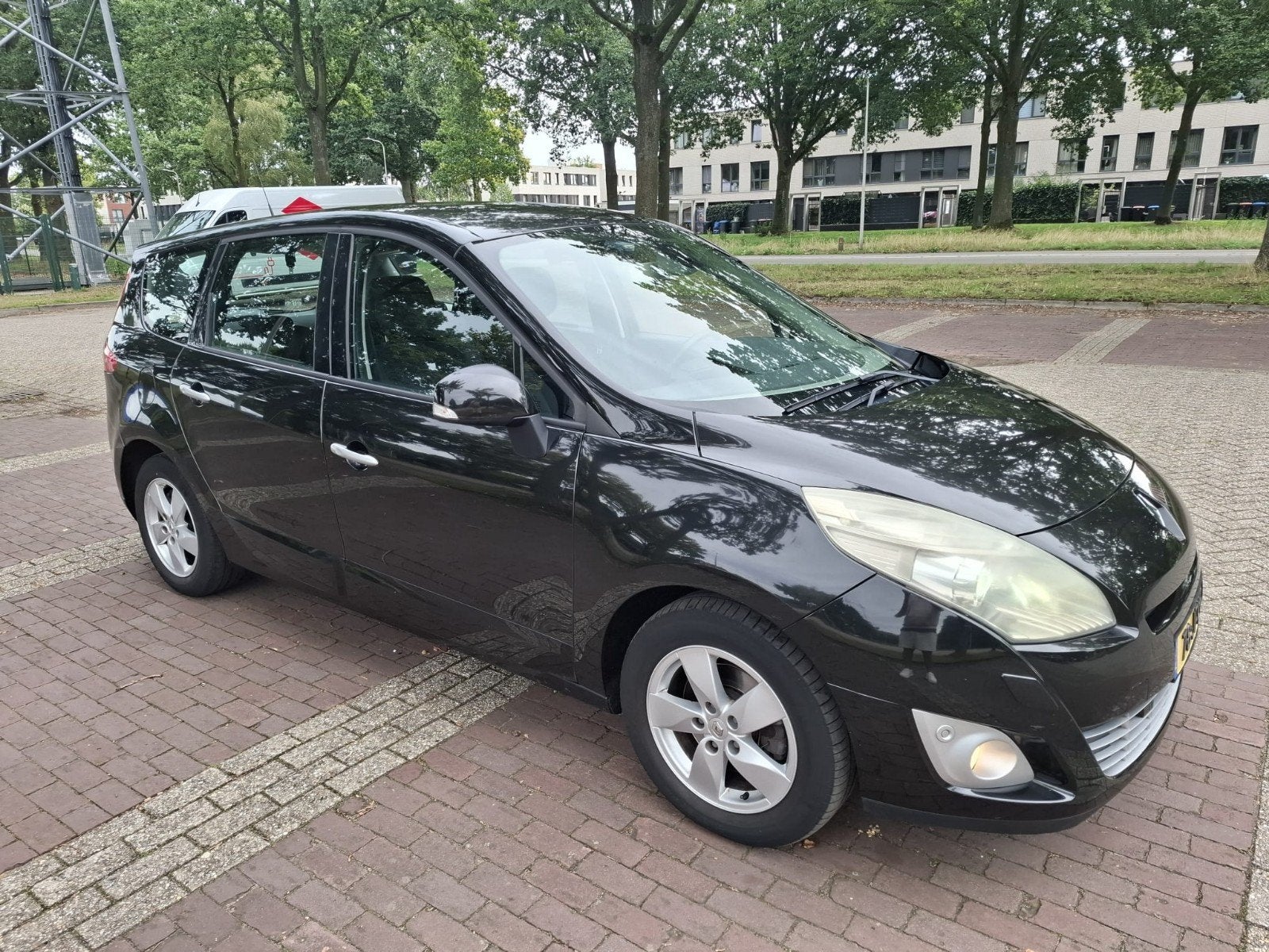 BETROUWBARE RENAULT GRAND SCENIC 1.4i 130pk 6bak APK 2027, Auto's, Voorwielaandrijving, 4 cilinders, Zwart, 75 €/maand