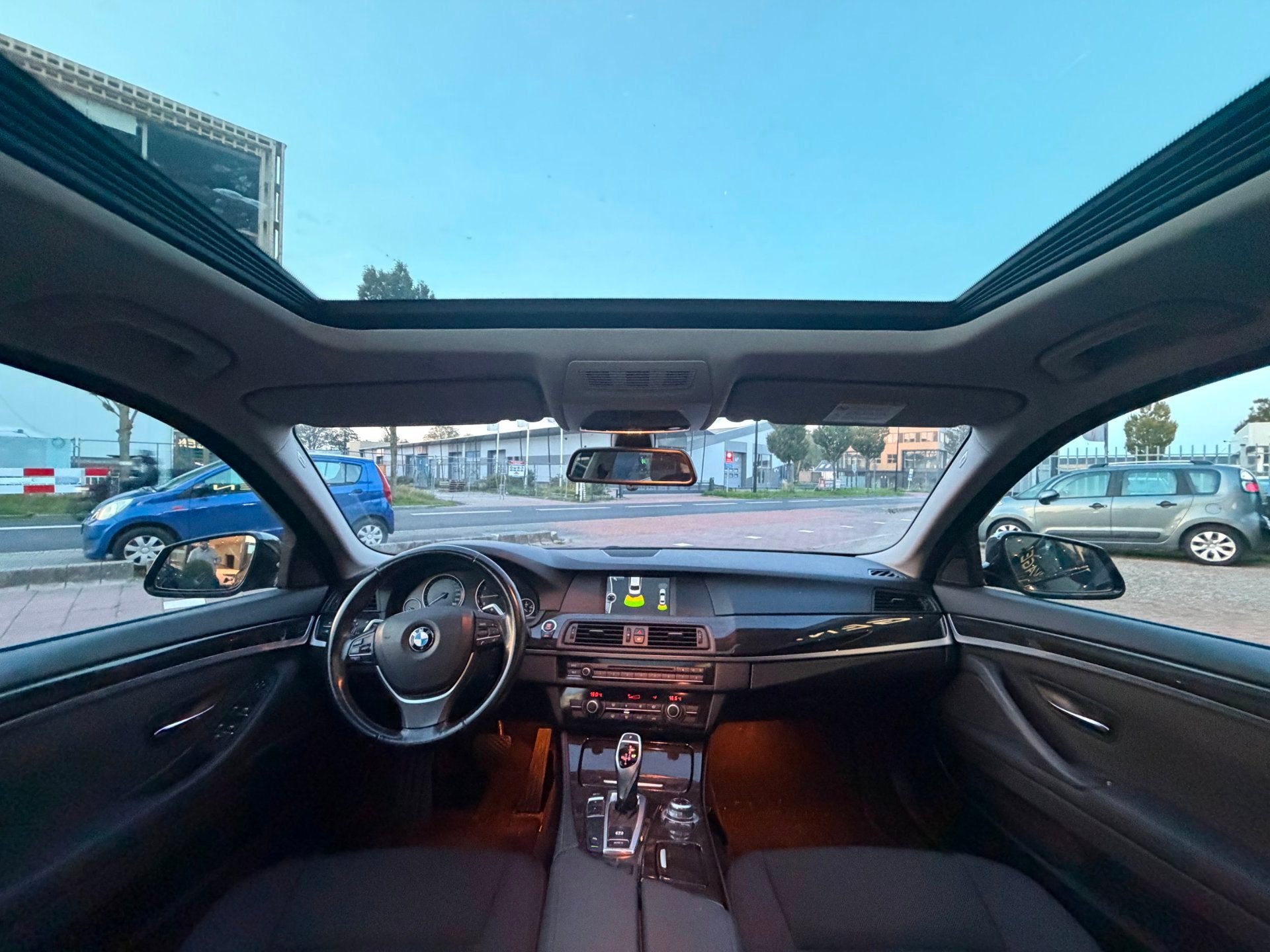BMW 5-serie 528i Executive AUT|NAVI|Cruise|VolledigOnderhoud, Auto's, Automaat, Gebruikt, 2000 kg, Zwart