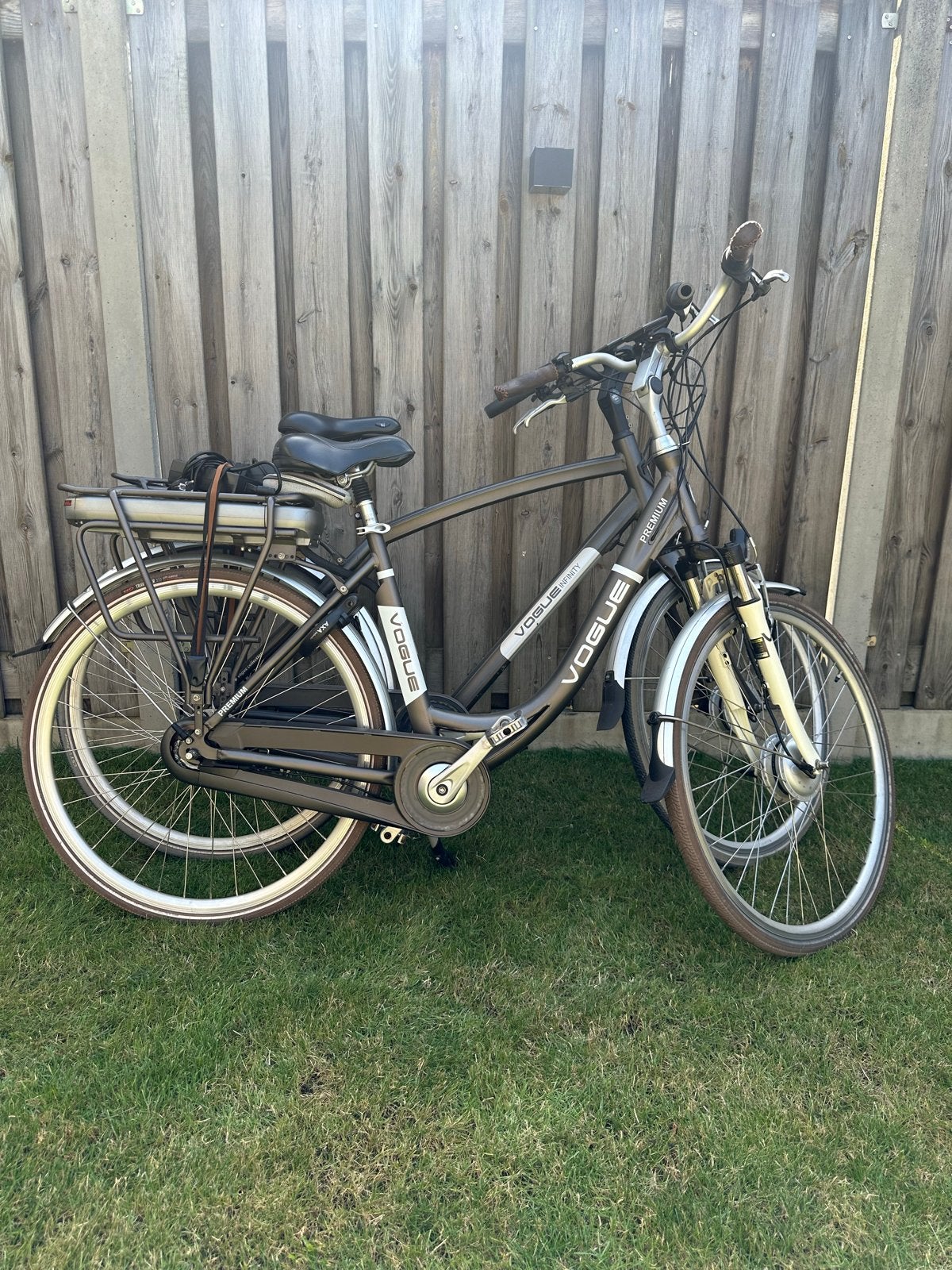 2 nette gebruikte elektrische Vogue fietsen (dames & heren), Fietsen en Brommers, Elektrische fietsen, Gebruikt, 51 tot 55 cm