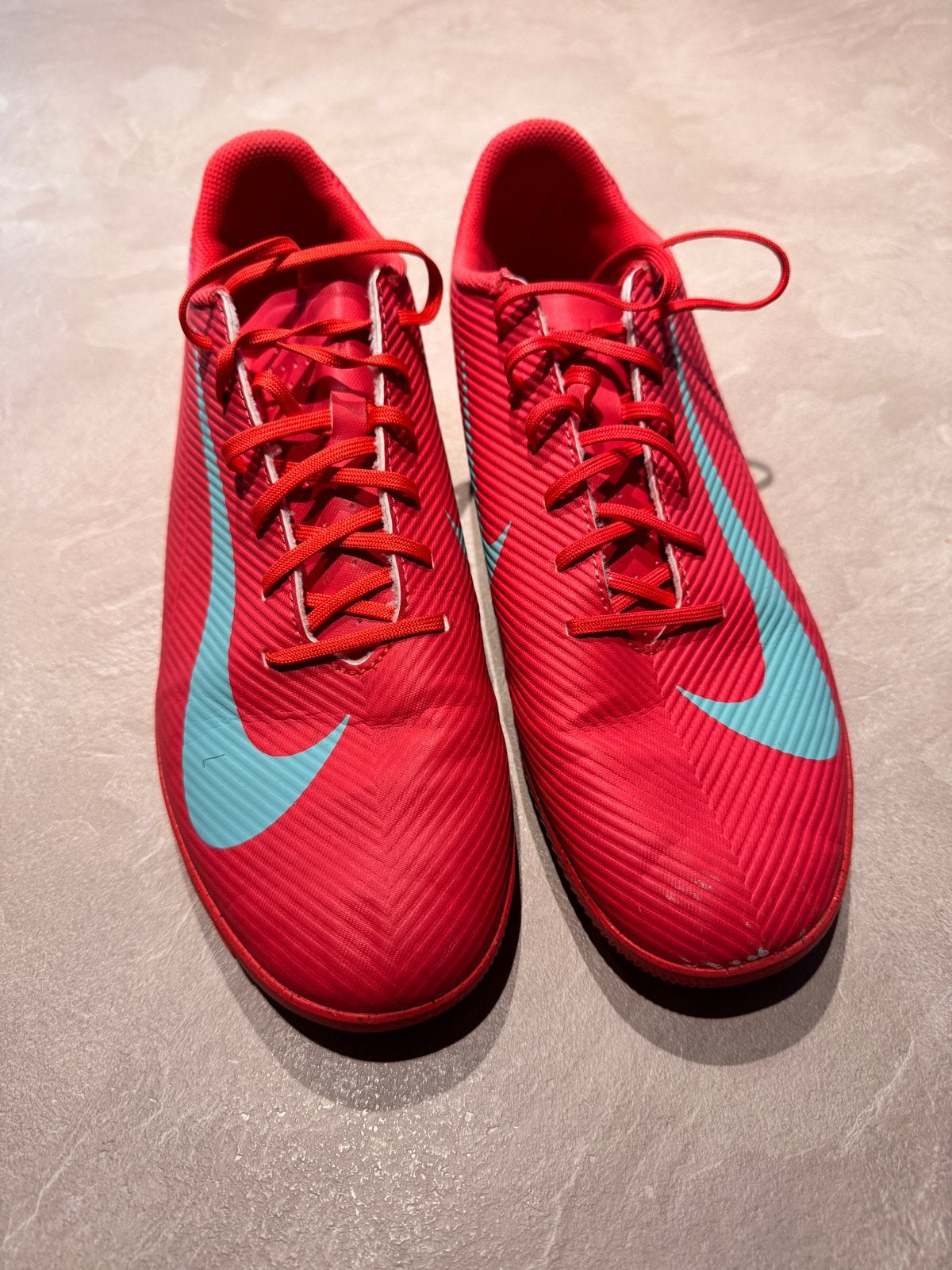 Heren zaalschoenen maat 45 - Rood/roze met blauw Nike logo, Kleding | Heren, Ophalen, Overige kleuren, Sportschoenen, Gedragen
