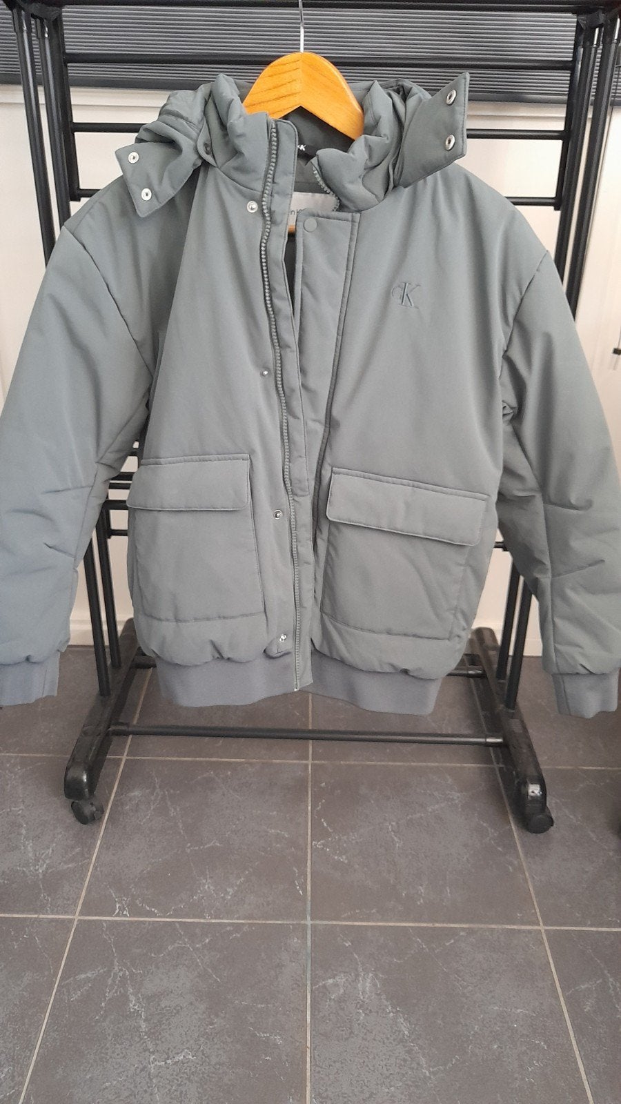 Calvin Klein winterjas grijsgroen. Maat 14, Zo goed als nieuw, Jongen, Jas, Calvin Klein