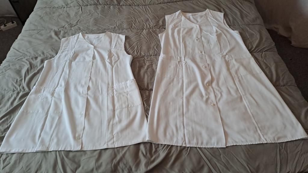Twee vintage witte schorten, Huis en Inrichting, Keuken | Textiel, Schort, Wit, Ophalen of Verzenden, Zo goed als nieuw