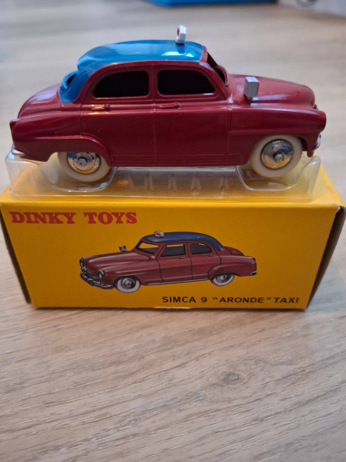 Dinky Toys Simca 9 Aronde Taxi - Made in China, Ophalen of Verzenden, Nieuw