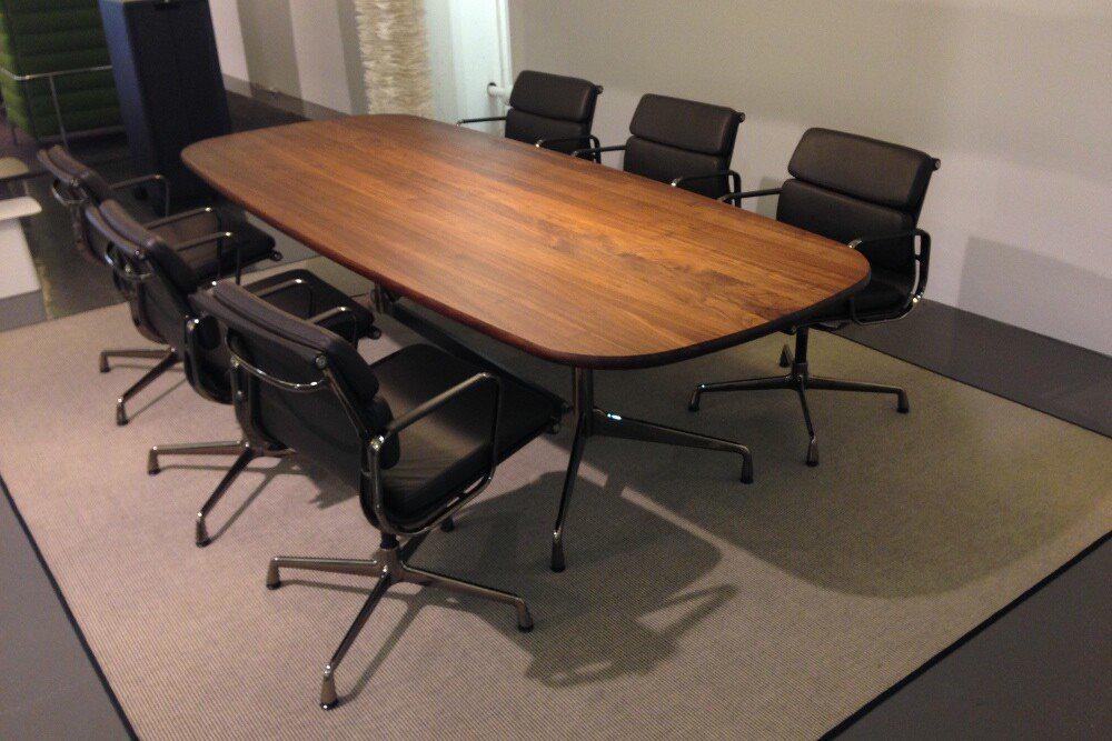 Vitra Segmemted table massief eiken zwarte poot lp € 7.670,-, Vitra, Info@micheldethouars.nl, Nieuw, Ophalen of Verzenden