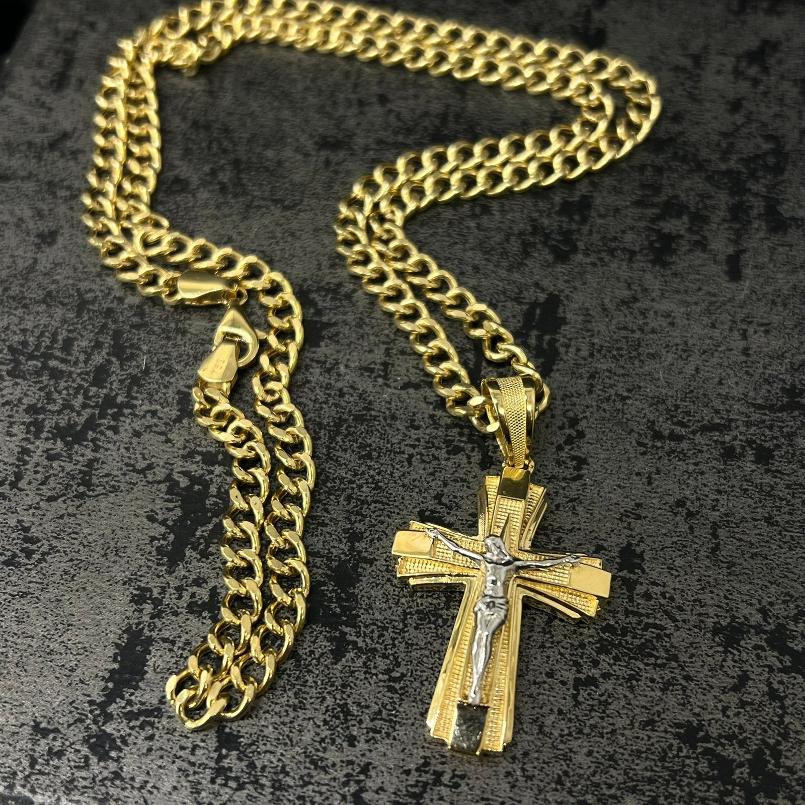 18 karaat gouden ketting met kruis hanger, Ophalen of Verzenden, Nieuw, Goud