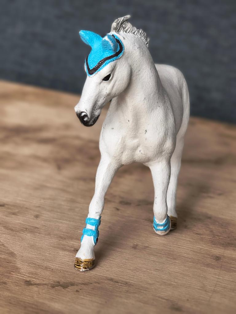 Schleich Wit Paard met Blauwe Accessoires 42111, Ophalen of Verzenden, Zo goed als nieuw