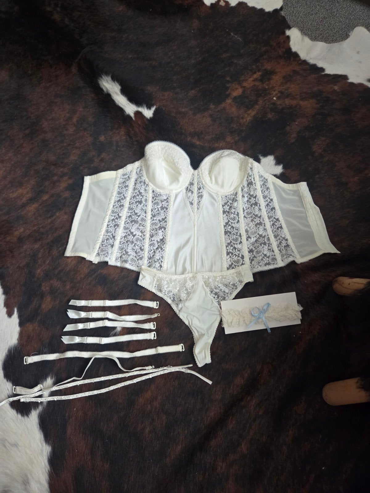 Prachtige witte kanten bustier met jarretels en string, Onbekend, Ophalen of Verzenden, Wit, Body of Korset