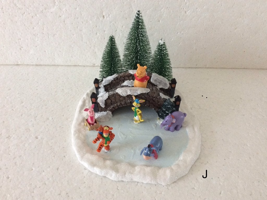 kerstdorp - vijver met Disney figuren van winnie de poeh, Verzamelen, Ophalen of Verzenden, Winnie de Poeh of vrienden, Zo goed als nieuw