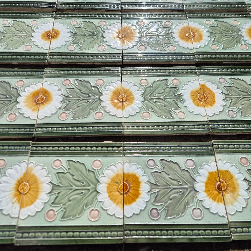 47 art nouveau randtegels grijsgroen tinten witte bloem, Antiek en Kunst, Antiek | Wandborden en Tegels, Ophalen