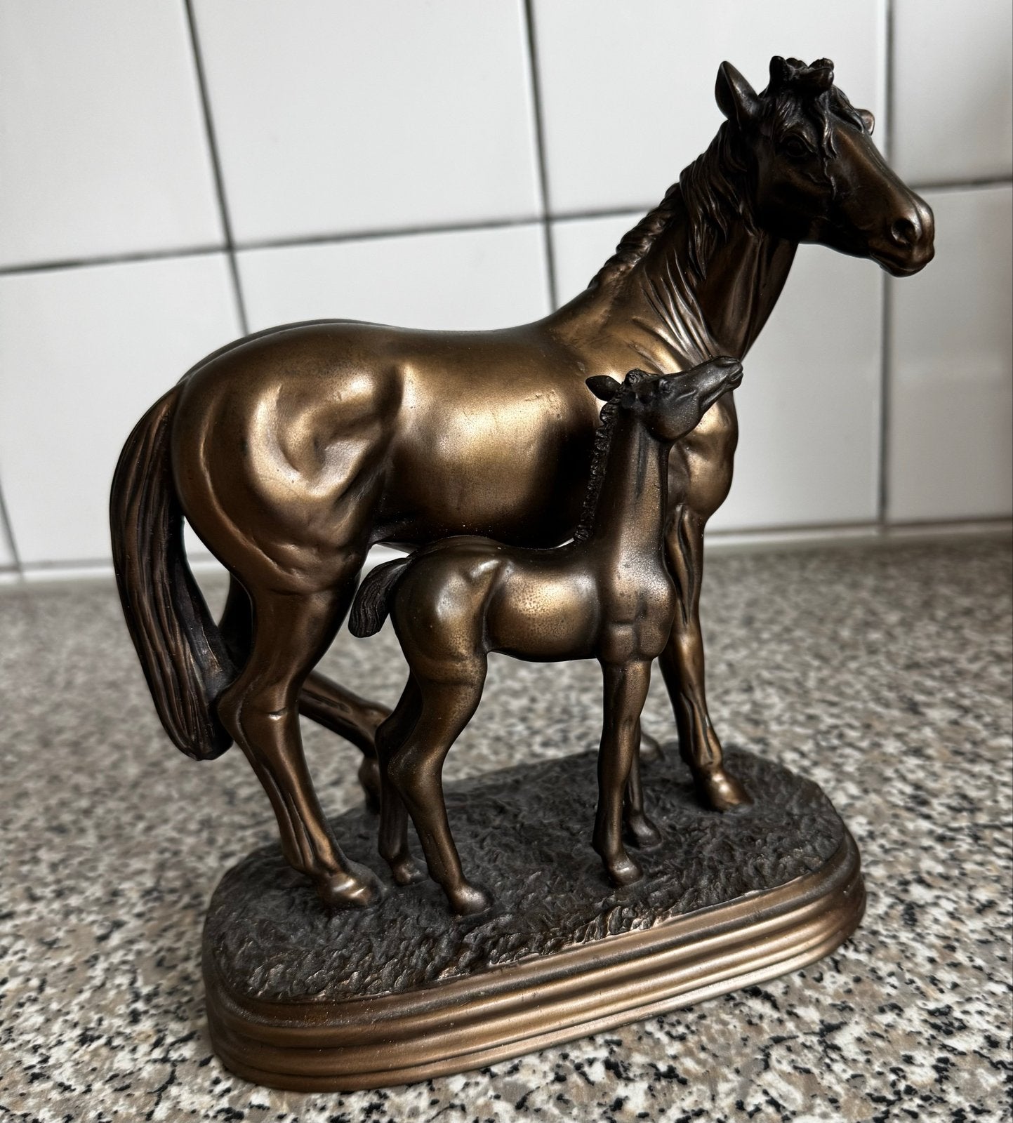 Bronzen beeld: Paard met veulen, gesigneerd Q. Tucton, Minder dan 20 cm, Ophalen of Verzenden, Gemerkt, Beeld