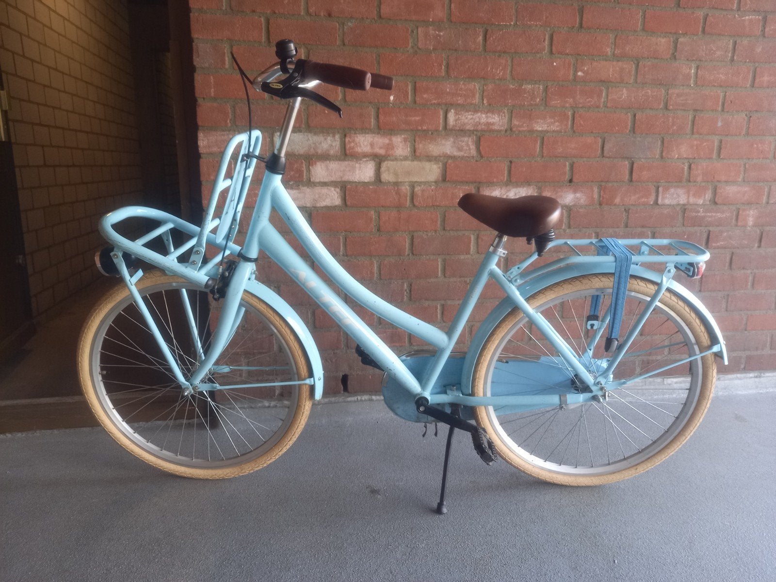 Fiets 26 inch - Lichtblauwe stadsfiets met voordrager