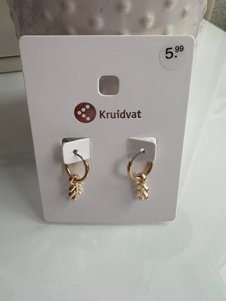 Nieuwe goudkleurige oorbellen, Overige materialen, Hangers, Ophalen of Verzenden, Zo goed als nieuw