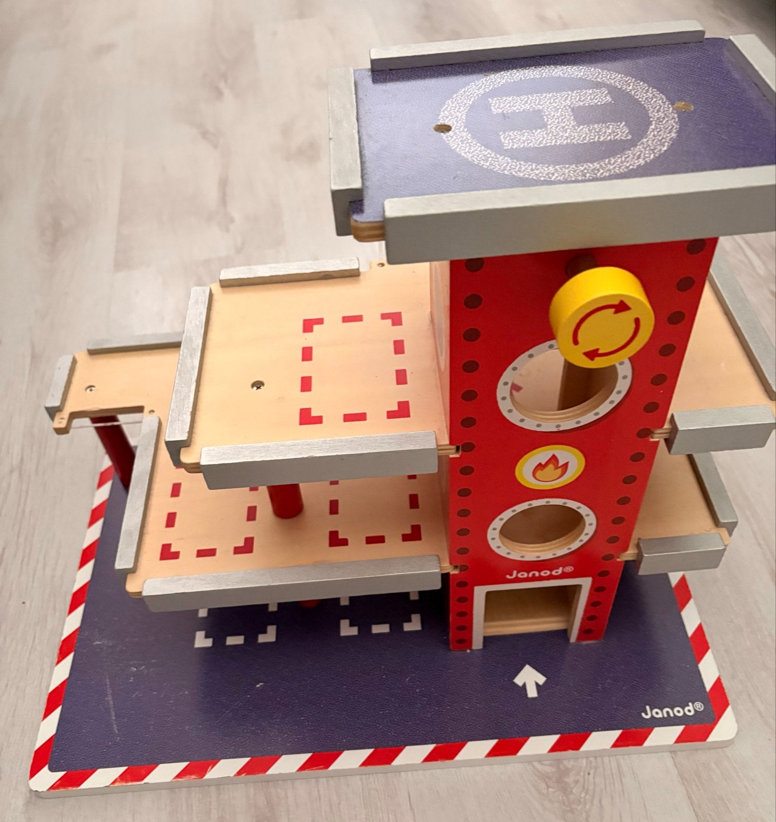 Janod Houten Brandweerkazerne met Helikopterplatform, Ophalen of Verzenden, Gebruikt, Jongen of Meisje