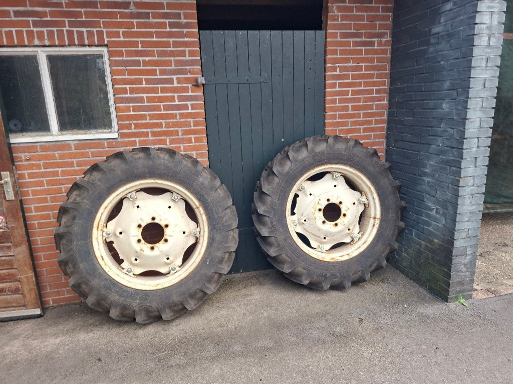 velgen met banden ihc 28 inch, Ophalen