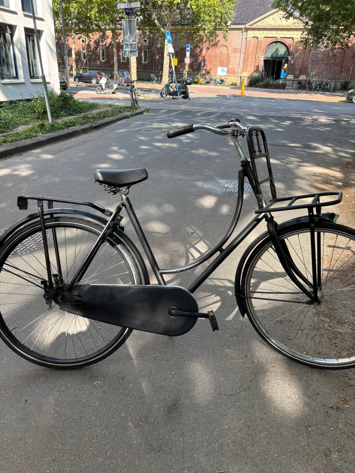 Omafiets zwart, Fietsen en Brommers, Fietsen | Dames | Omafietsen, 56 cm of meer, Ophalen, Zo goed als nieuw