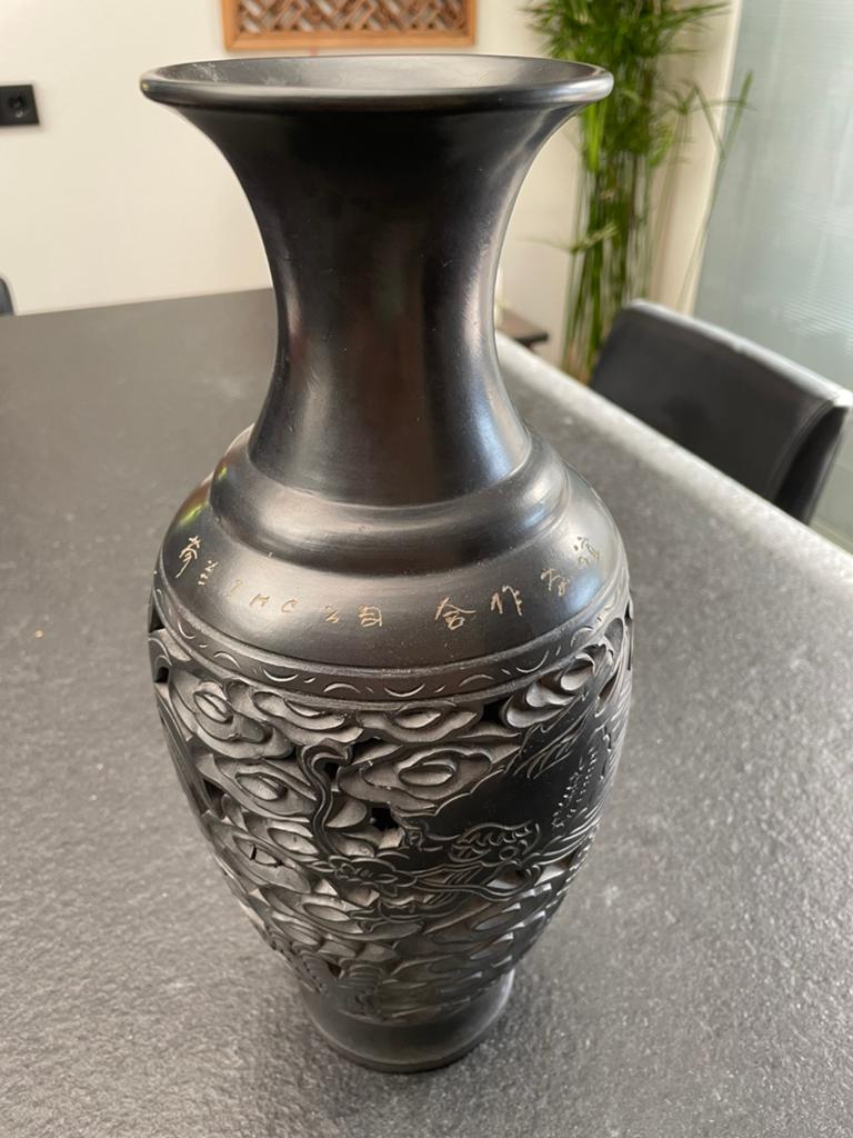 Zwarte gesneden Chinese vaas, Antiek en Kunst, Ophalen of Verzenden