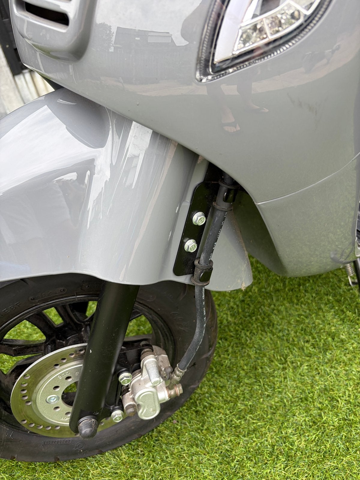 Foto 16 van DTS Milano limited editie scooter 2021 grijs ) + 2 helmen