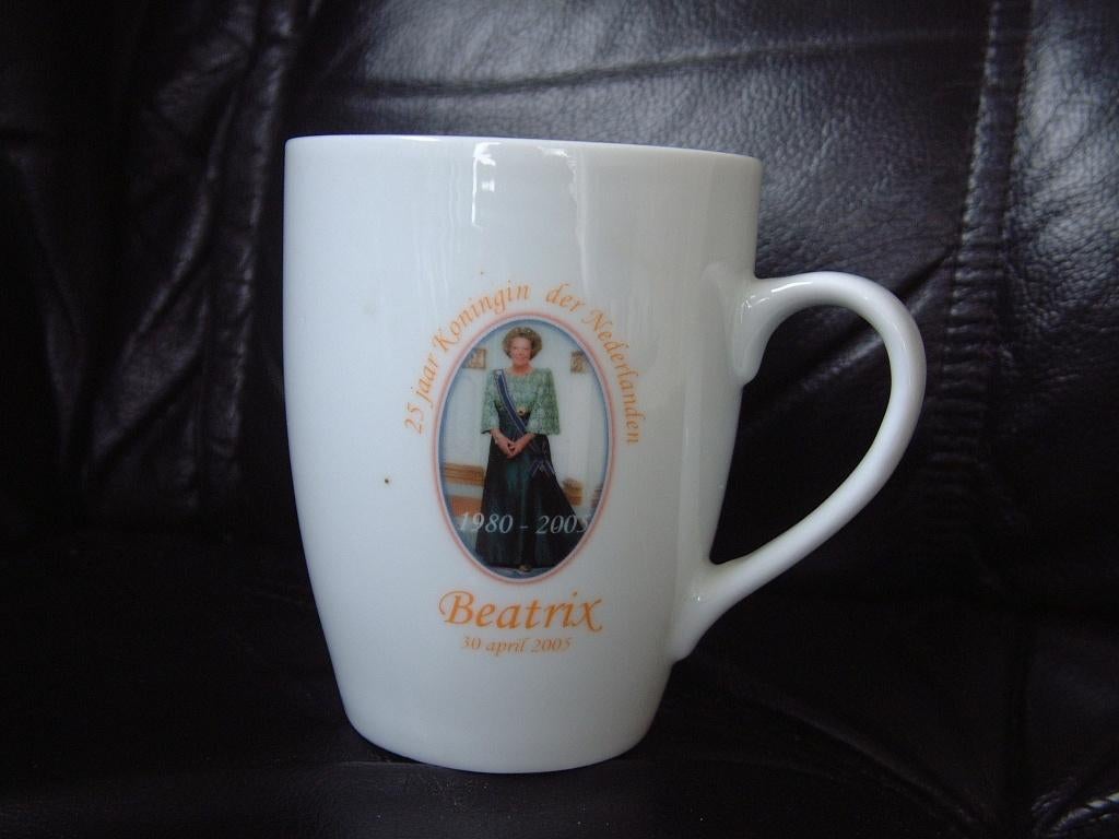Beker mok Beatrix 30 april 2005 25 jaar Koningin, Ophalen of Verzenden, Zo goed als nieuw, Nederland, Servies