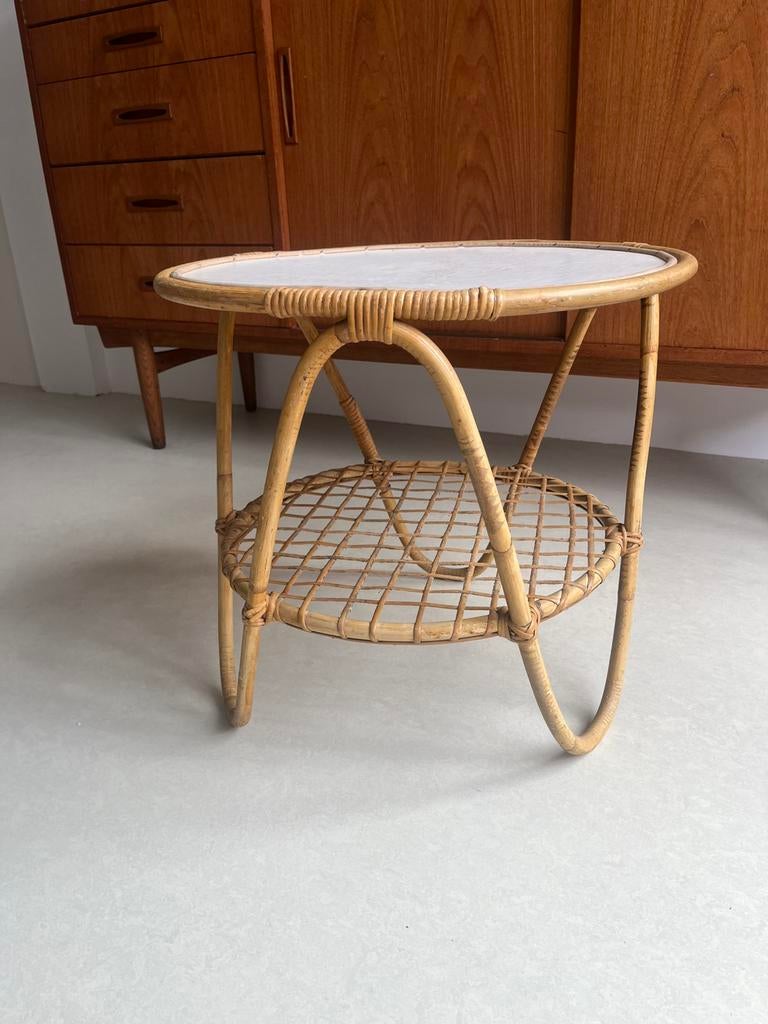 Rotan bijzettafeltje, Huis en Inrichting, Tafels | Bijzettafels, Gebruikt, Rond, 55 tot 75 cm, Ophalen