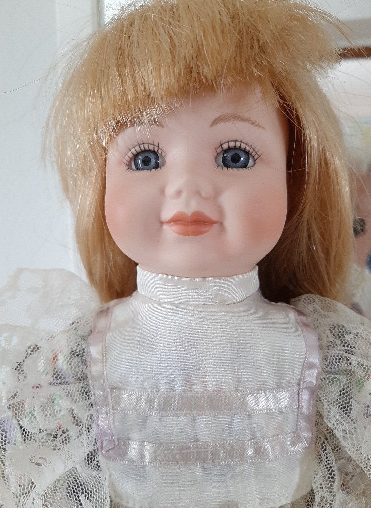 Porseleinen pop, Classique Collection, Ros,  lengte 40 cm, Verzamelen, Verzenden, Gebruikt, Pop