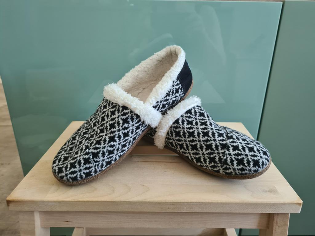 Pantoffels Tom's Zwart/wit motief maat 38,5, Ophalen of Verzenden, Gedragen, Zwart, Pantoffels of Sloffen