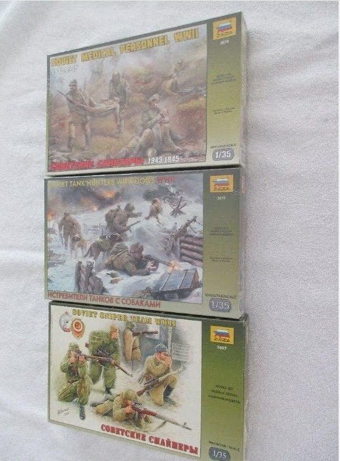 3 Zvezda Russische militairen bouwdozen ongebouwd ., Hobby en Vrije tijd, Ophalen of Verzenden, Zo goed als nieuw, 1:35 tot 1:50