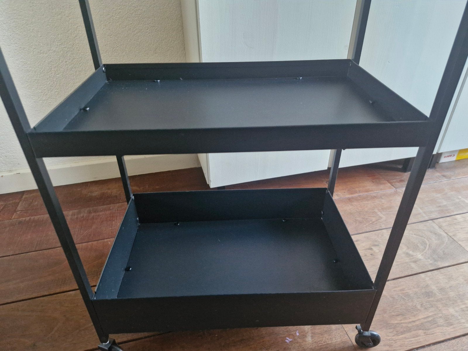 Mooie zwarte trolley, Huis en Inrichting, Tafels | Bijzettafels, Ophalen, Minder dan 55 cm, Zo goed als nieuw, 60 cm of meer