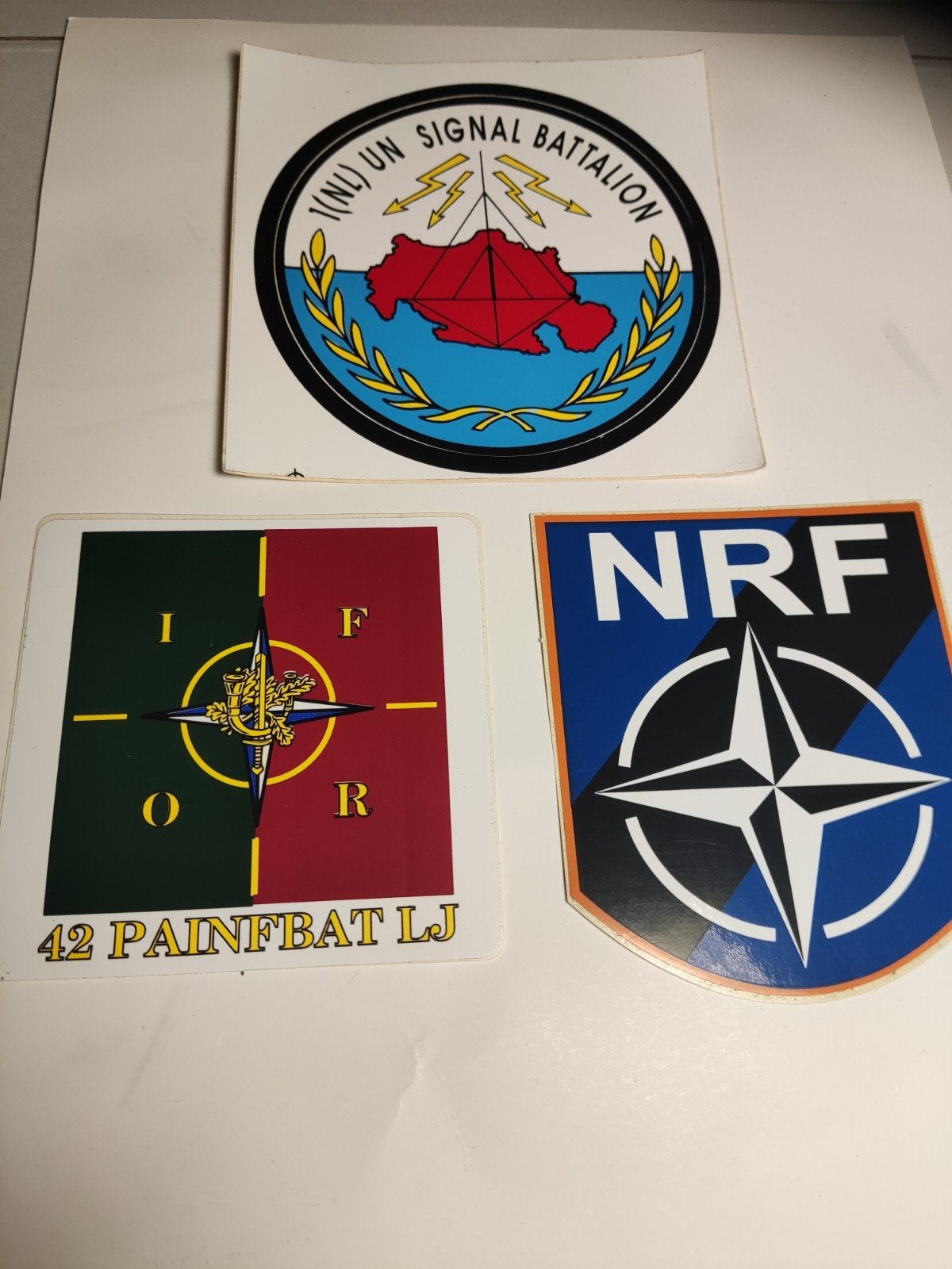 Drie uitzendgerelateerde stickers, Ophalen of Verzenden, Landmacht, Nederland, Embleem of Badge