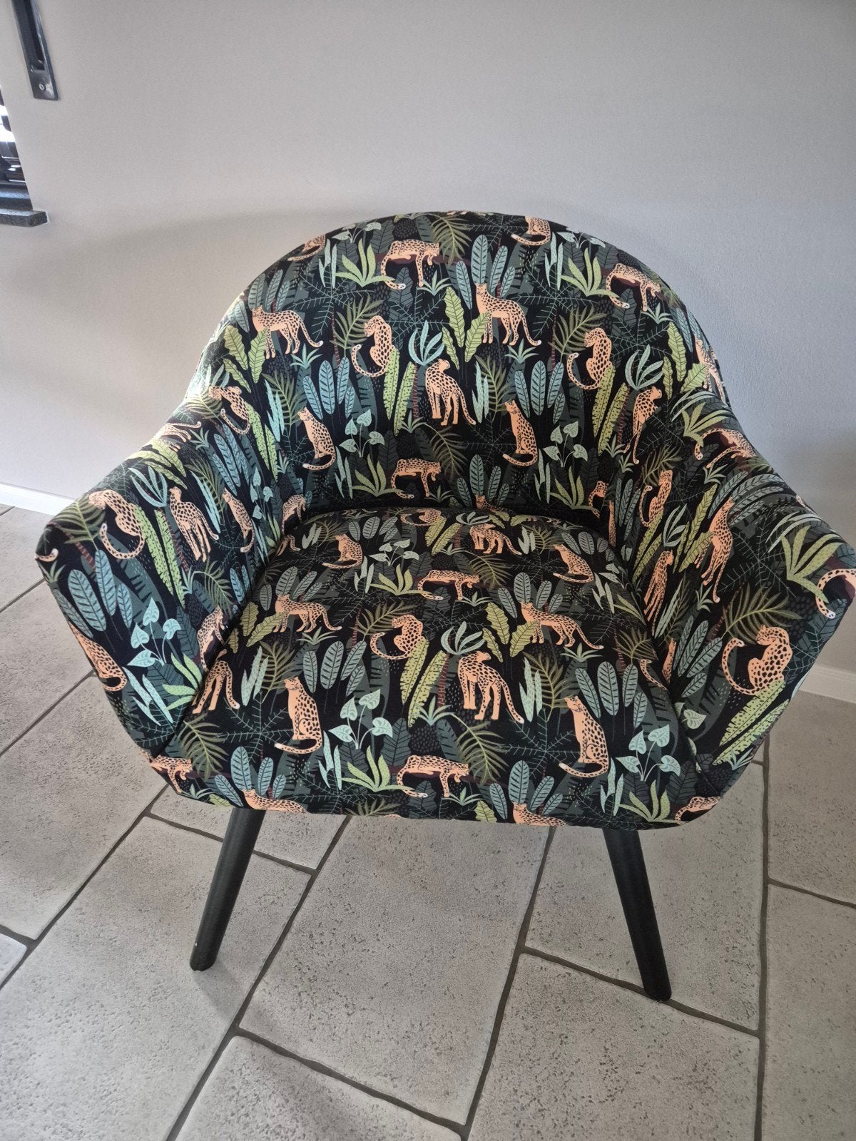 Unieke fauteuil met luipaardprint en jungle motief, Huis en Inrichting, Ophalen, Overige kleuren, Zo goed als nieuw, Jungle, Luipaardprint, Modern
