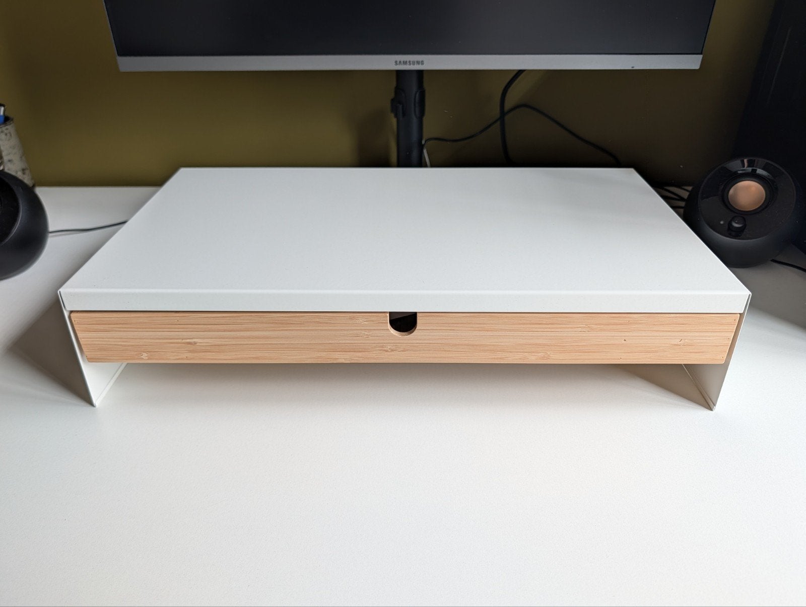 IKEA Elloven monitorstandaard - wit/bamboe, Computers en Software, Laptopstandaarden, Ophalen, Zo goed als nieuw, Ikea