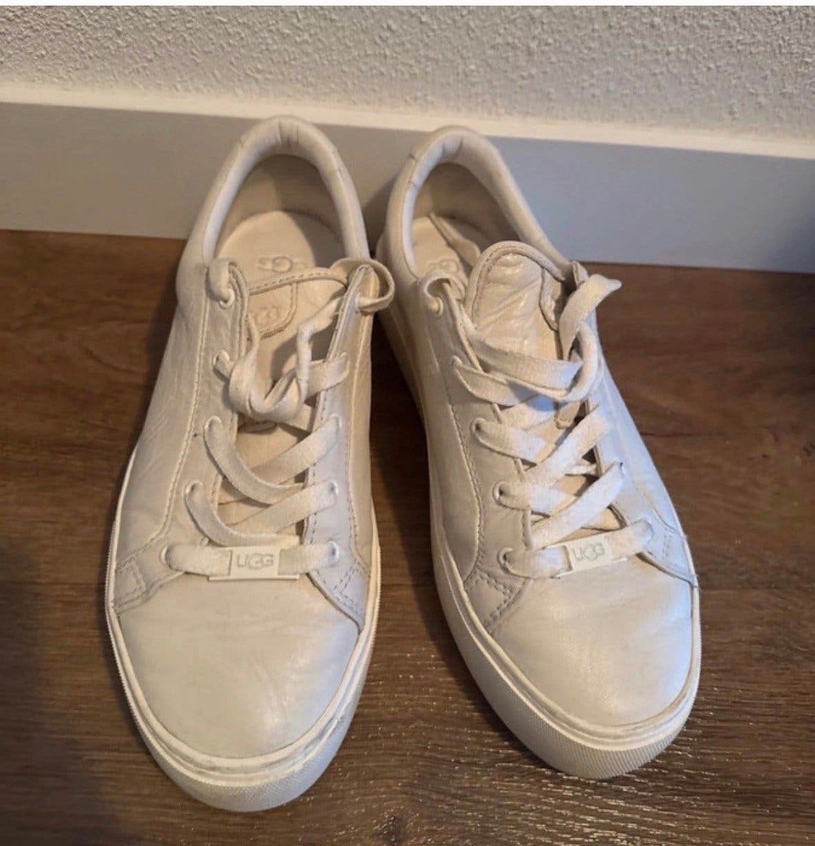 UGG sneakers maat 39 - Crème/Beige, Ophalen of Verzenden, Gedragen, Beige, Sneakers of Gympen