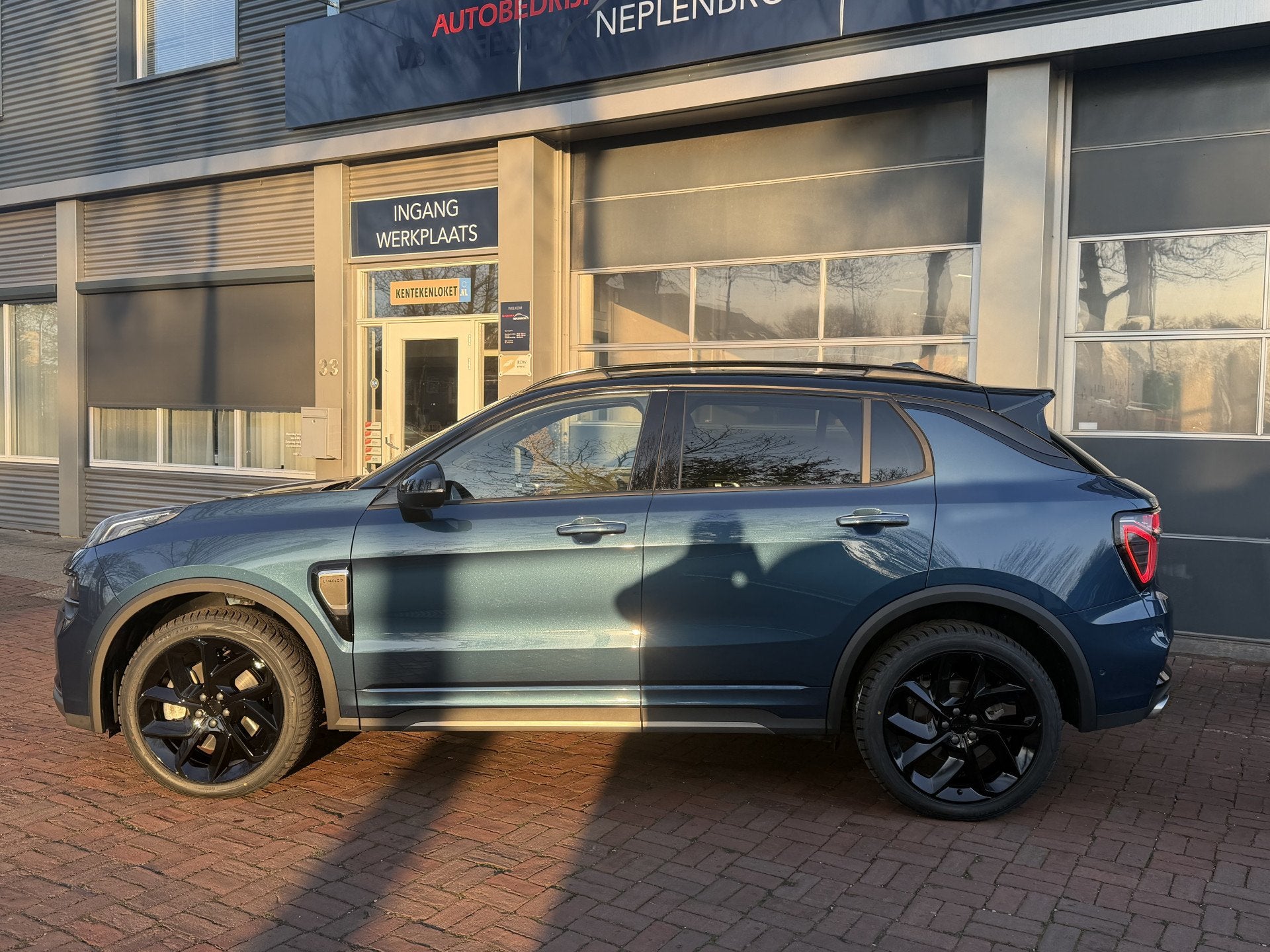 Lynk & Co 01 1.5 Plug-In Hybrid black edition 262pk Org NL 3, Auto's, Dealer onderhouden, Blauw, Origineel Nederlands, Bedrijf