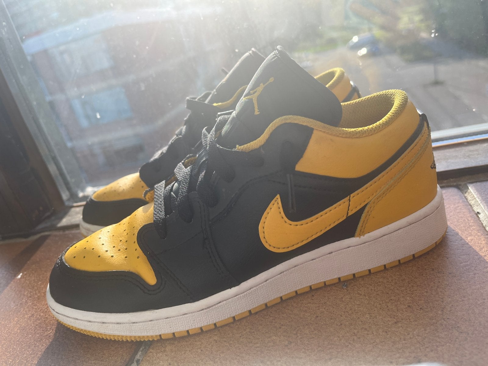 Nike Air Jordan 1 Low - Zwart/Geel - Maat 38.5, Kleding | Dames, Ophalen of Verzenden, Gedragen, Zwart, Sneakers of Gympen