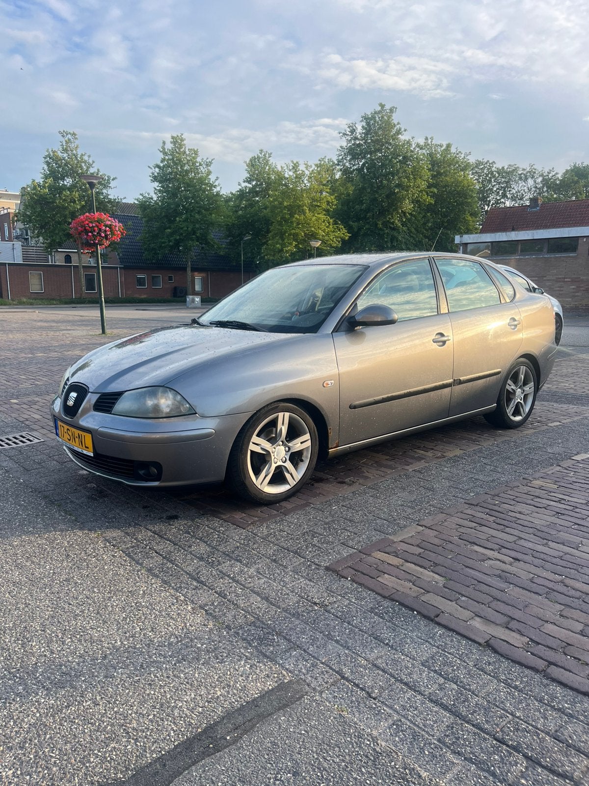 Seat Cordoba 1.4 16V 74KW 2006 Grijs, Auto's, Voorwielaandrijving, 15 km/l, 40 €/maand, 100 pk