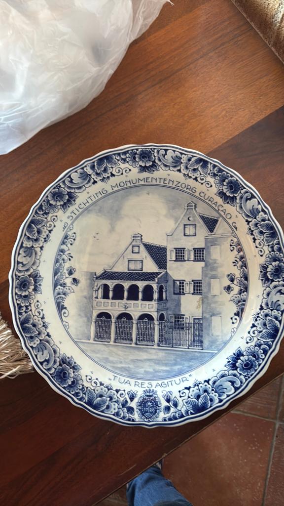 Delfts blauw bord “stichting monumentenzorg curacao”, Antiek en Kunst, Antiek | Wandborden en Tegels, Ophalen