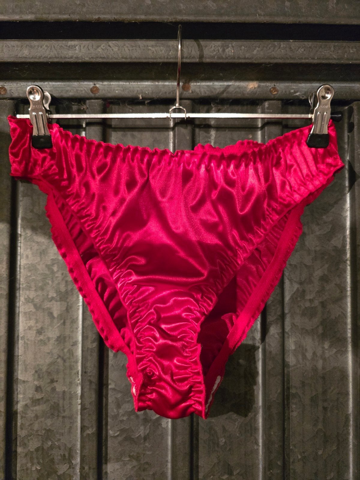 Rode satijnen slip met ruches, Kleding | Dames, Ondergoed en Lingerie, Onbekend, Verzenden, Rood, Slip