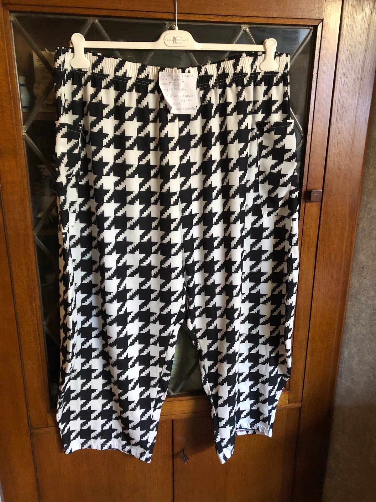 Zwart-witte broek met zakken, maat 60-62, Ophalen of Verzenden, Nieuw, Zwart