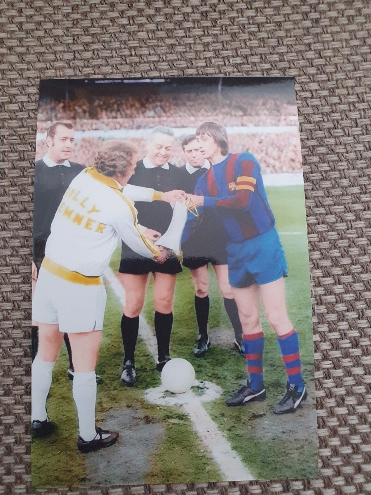 Johan Cruijff Barcelona en Billy Bremner Leeds United, Ophalen of Verzenden, Zo goed als nieuw, Ajax, Poster, Plaatje of Sticker